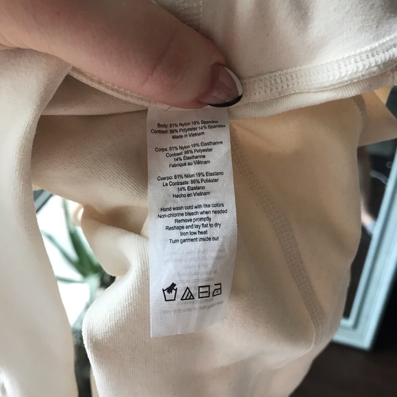 ALO YOGA Moto leggings in cream - Picture 8 of 9